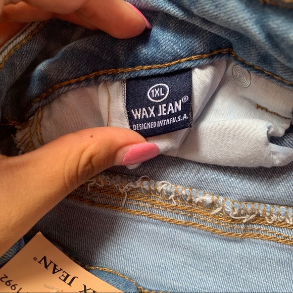 Plus size denim shorts - Picture 3 of 4